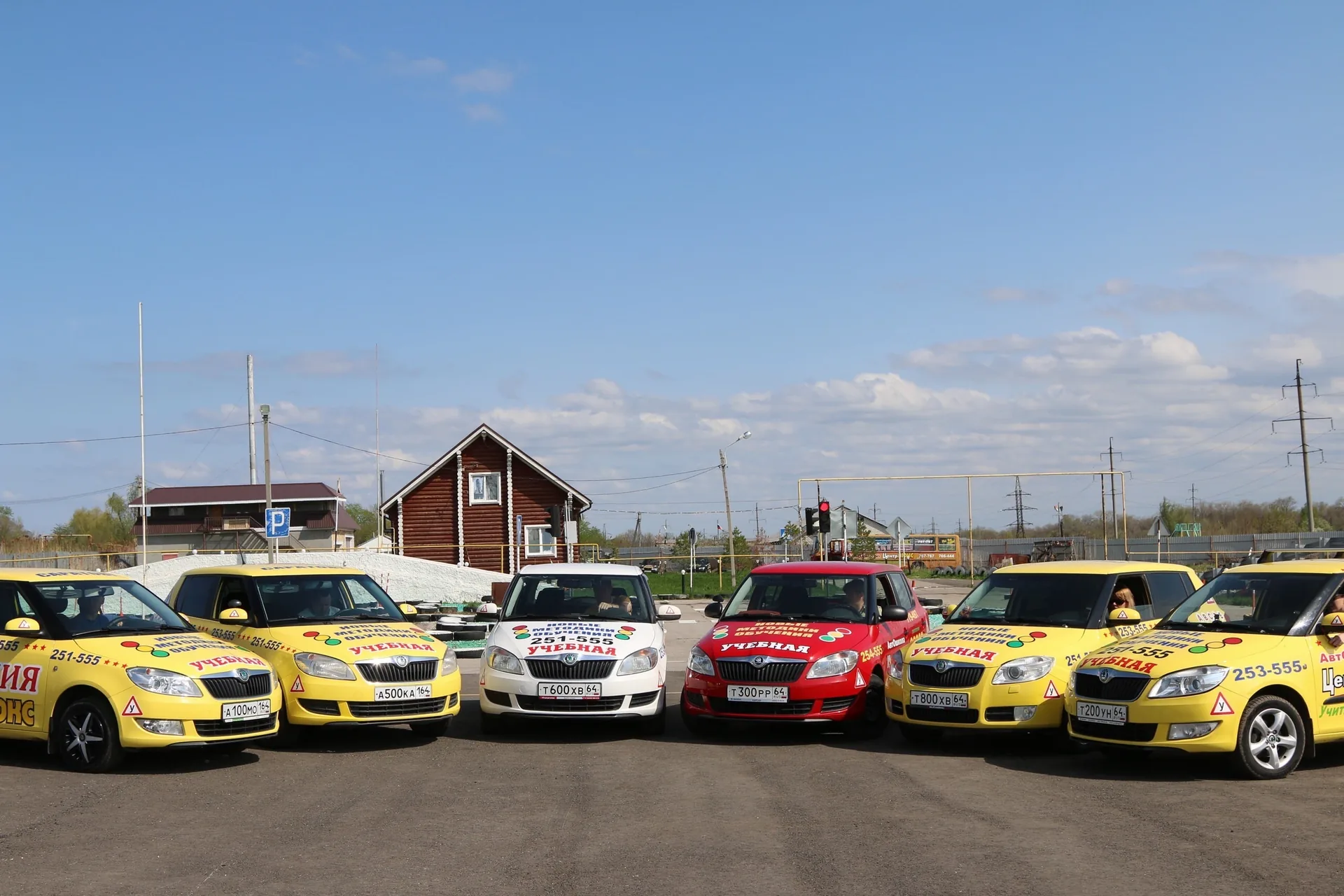 Несколько учебных автомобилей автошколы на площадке